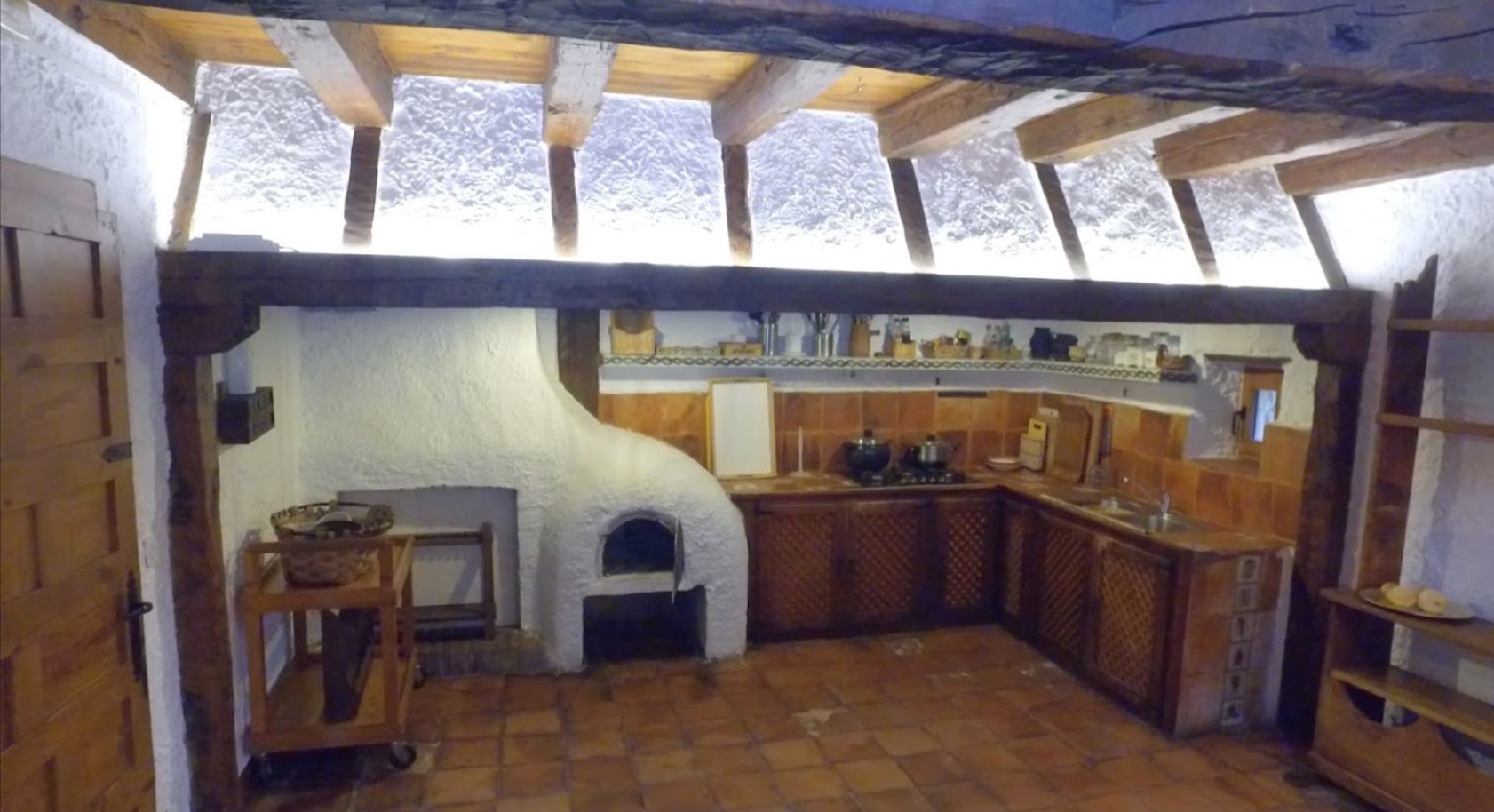 Gran cocina con horno de lea