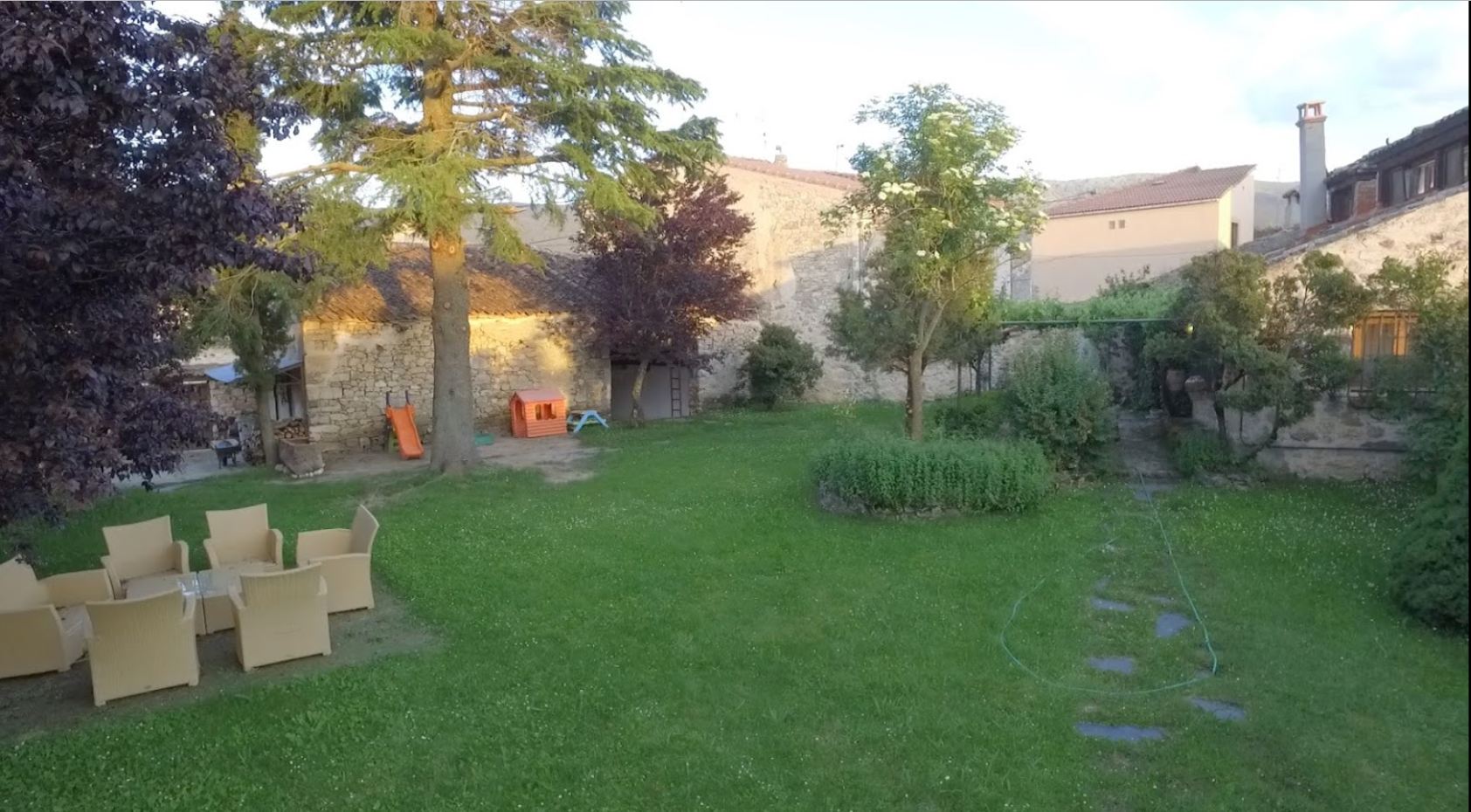 Jardn con zona para nios